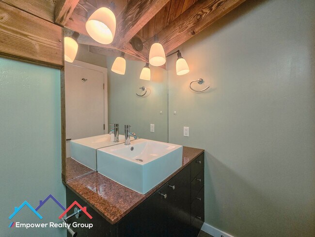 Building Photo - 1 Bed 1.5 Bath Loft in Desired Emeryville/Oakland Neighborhood