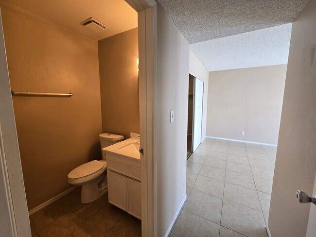 Building Photo - 3 Bedroom Home off of Hollywood– Now Offer...