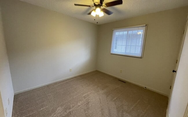 Building Photo - Large 2 bedroom 1 bathroom duplex