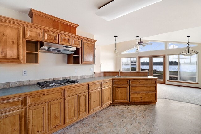 Building Photo - 2 Bed 2 Bath w/Large Office - Penn Cove Vi...