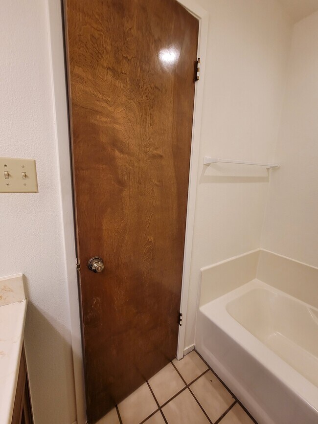 Building Photo - 930 N Indiana St