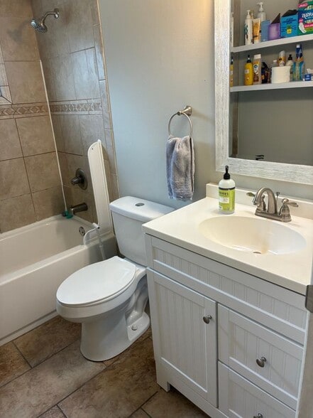 Building Photo - 744 Maplewood Ln