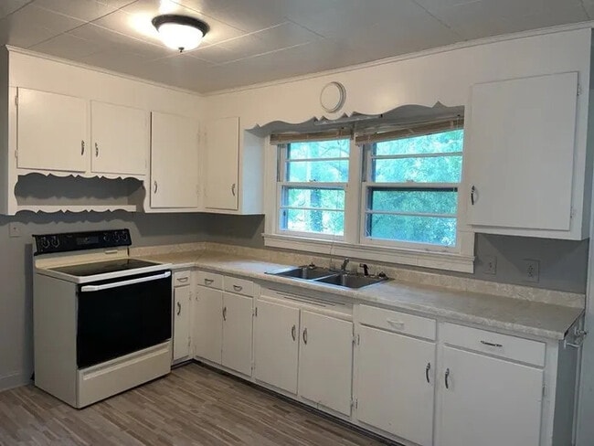 Building Photo - 3 Bedroom 2 Bathroom