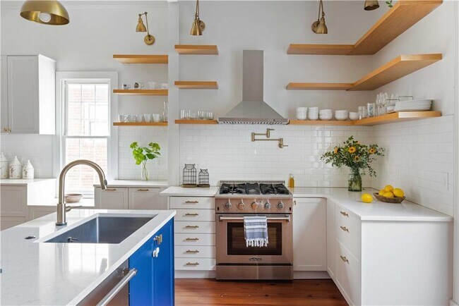 Building Photo - 383 Park Ave SE