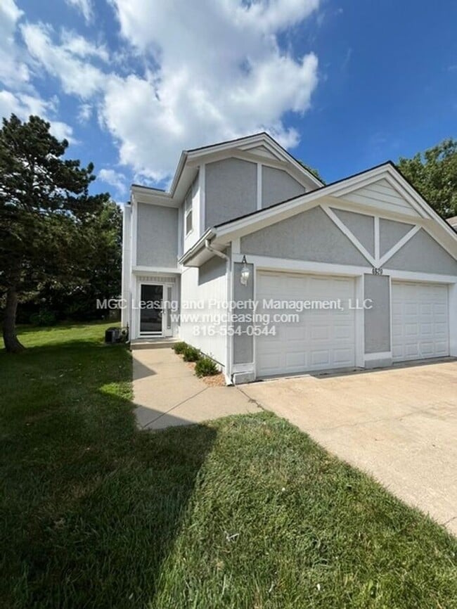 Building Photo - Spacious townhouse available for your July move-in!