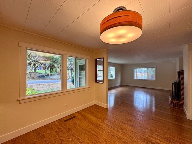 Building Photo - Location Location Location....plus a darling one story cottage