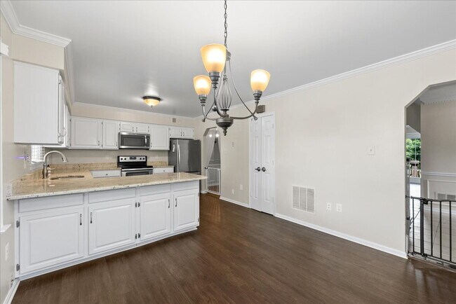 Building Photo - Stunning End-Unit Townhouse with Golf Cour...