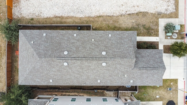 Building Photo - 805 Sandhill Branch Dr