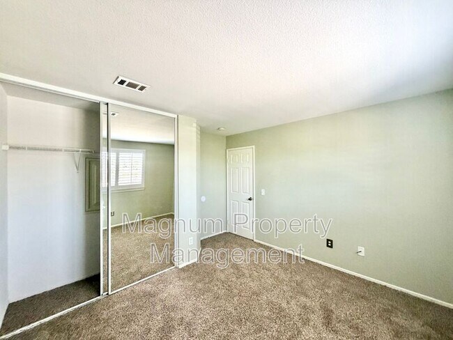 Building Photo - 46383 Vianne Ct