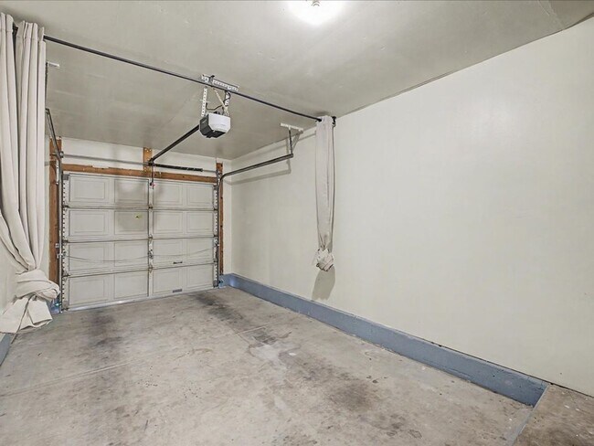 Building Photo - 3 bedroom, 2 bath, Garage