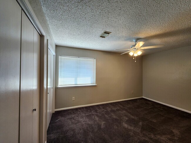 Building Photo - 17742 Kings Park Ln