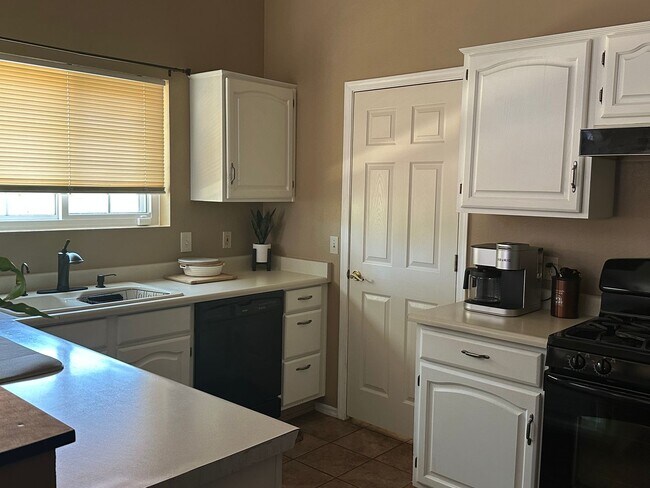 Building Photo - Beautiful two bedroom two bathroom contact...