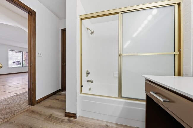 Building Photo - Beautifully Updated 2BR/2BA Downstairs Con...