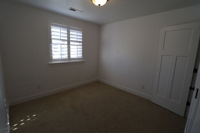 Building Photo - Upgraded Pet Friendly Lehi townhome