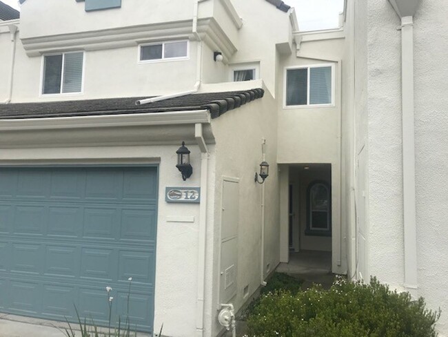 Building Photo - Gorgeous 3 bedroom 2.5 bath 2 story Townho...
