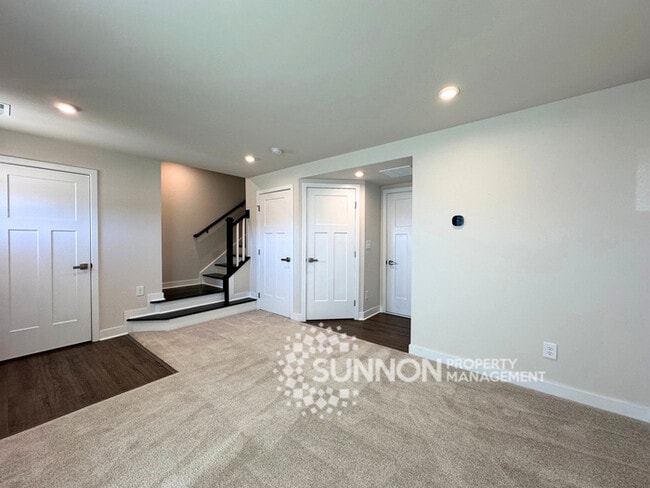 Building Photo - Spacious 3-Bedroom Townhome in a Prime Location