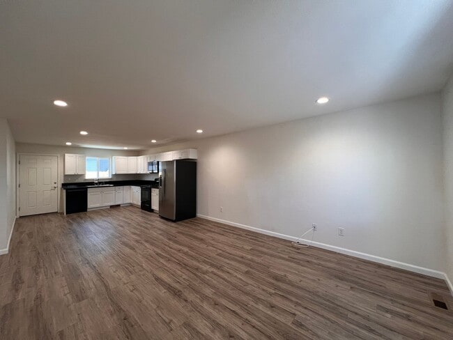 Building Photo - 565-567 Churchill (Duplex)