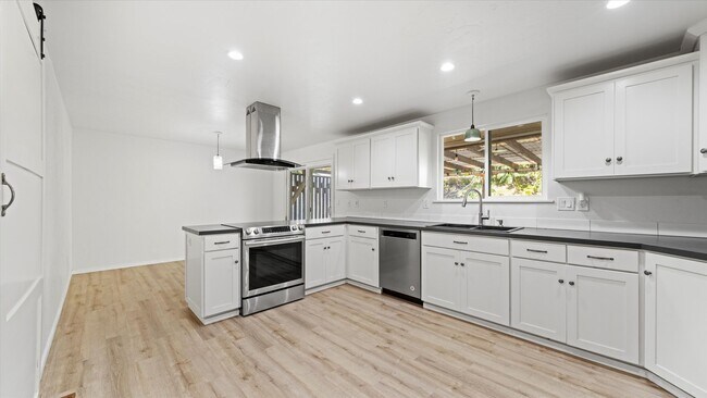 Building Photo - Stunning 4-Bedroom Modern Home in West Richland