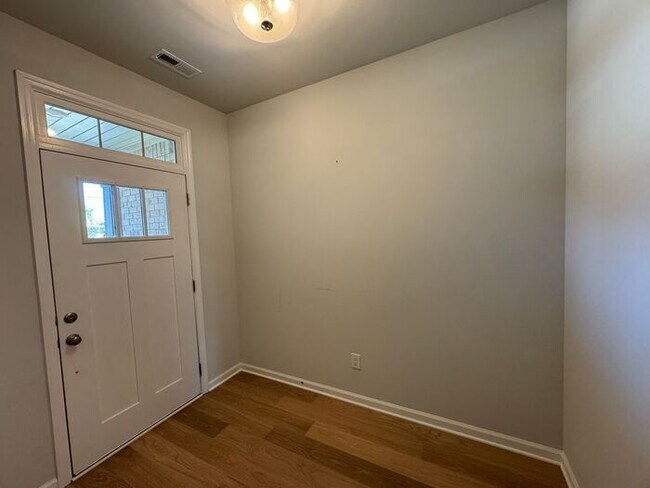 Building Photo - Spacious home with a fence, in PRIME location with a move in special