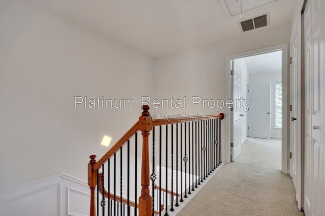 Building Photo - 221 Balaban Cir