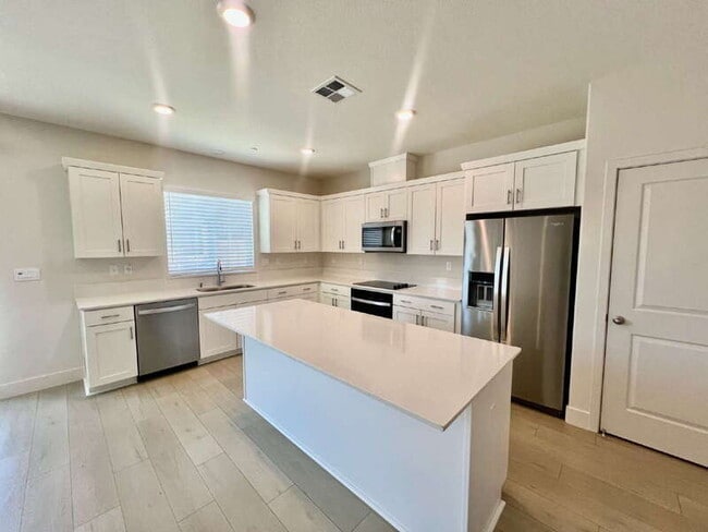 Building Photo - 3215 Center Dr