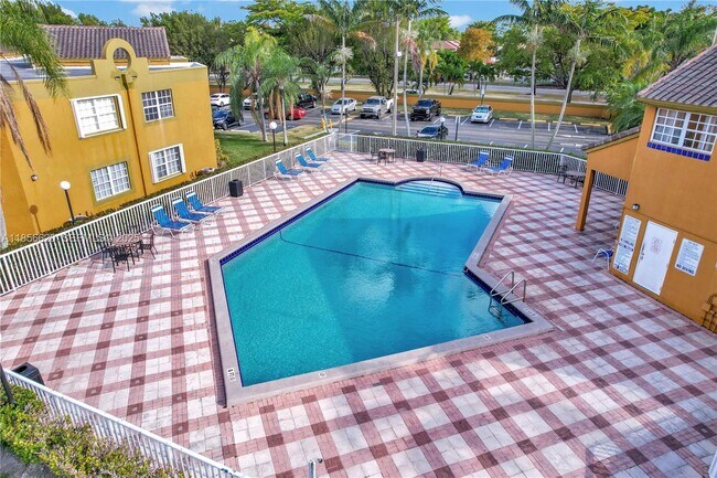 Building Photo - 9715 Fontainebleau Blvd