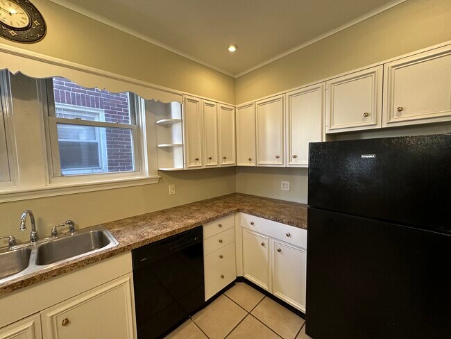 Building Photo - 1933 W Cedar St