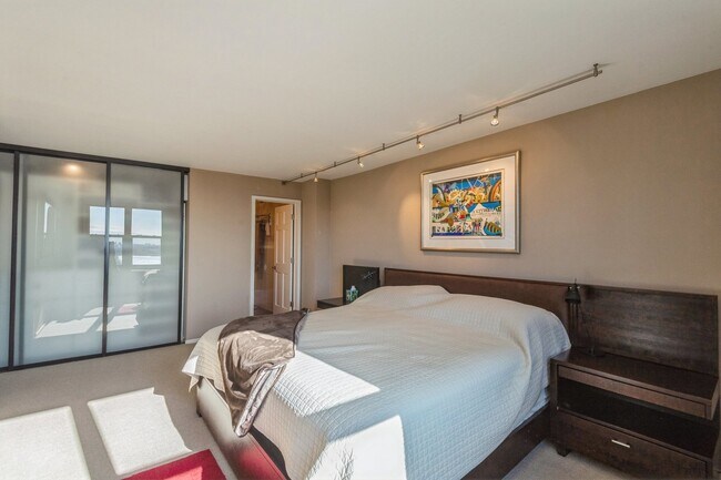 Building Photo - 400 E Randolph St