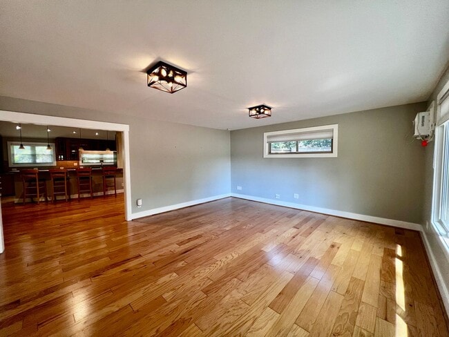 Building Photo - Beautiful waterfront home