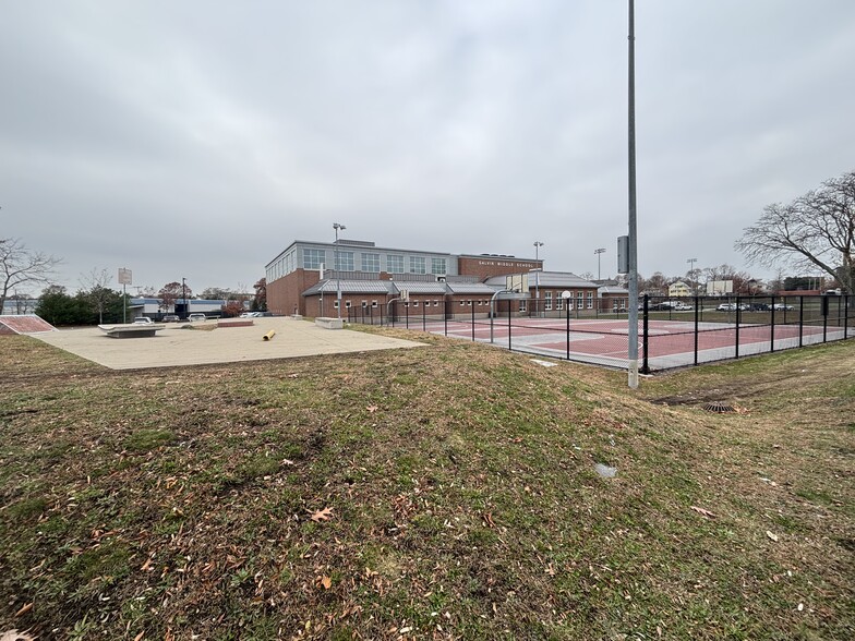 Building Photo - 554 Main St