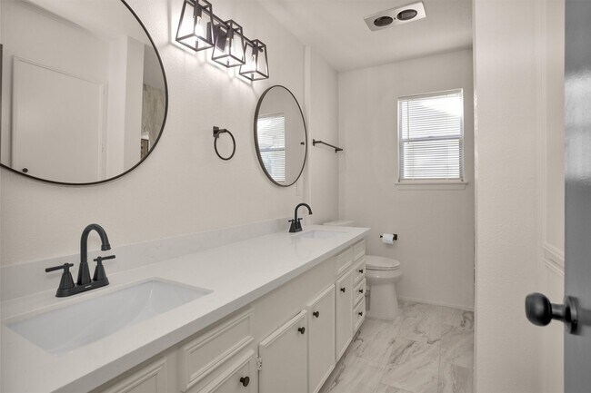 Building Photo - 539 Pompano St