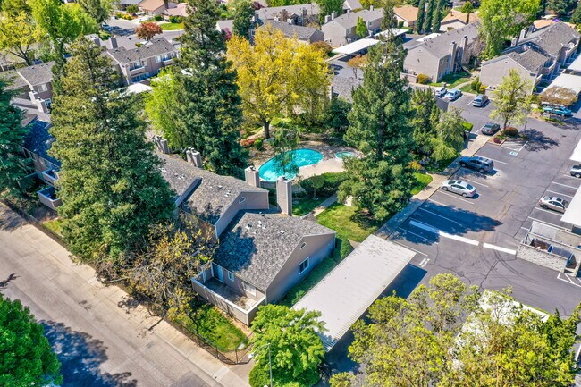 Building Photo - 9101 Newhall Dr