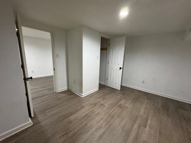 Building Photo - Near Westside 4 Bedroom 2 Bath
