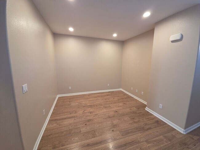 Building Photo - Gorgous 3 Bedroom 2/5 Bath home in HOA