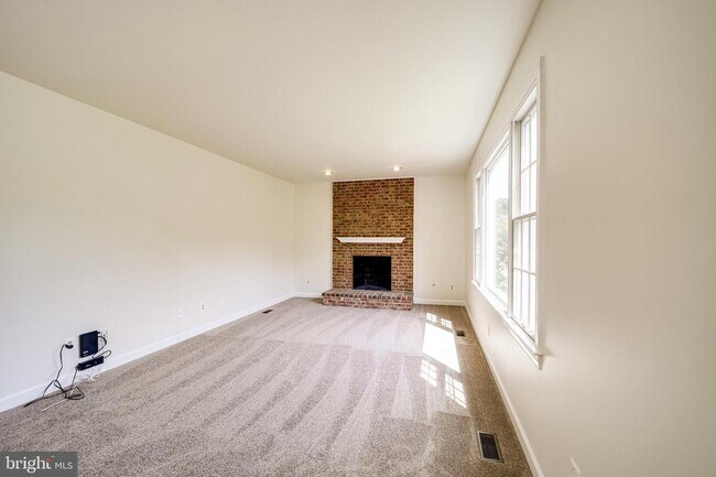 Building Photo - 6207 Woodland Lake Dr