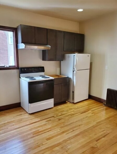 Building Photo - 996 Pleasant St