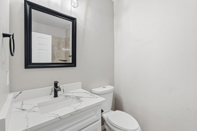 Building Photo - Bright, Fresh & Pet-Friendly — 3BR Retreat Minutes from U of A