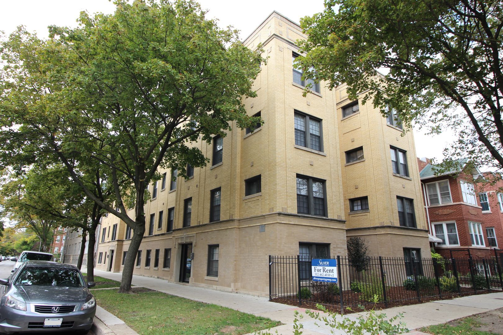Building Photo - 3104 W Sunnyside Ave