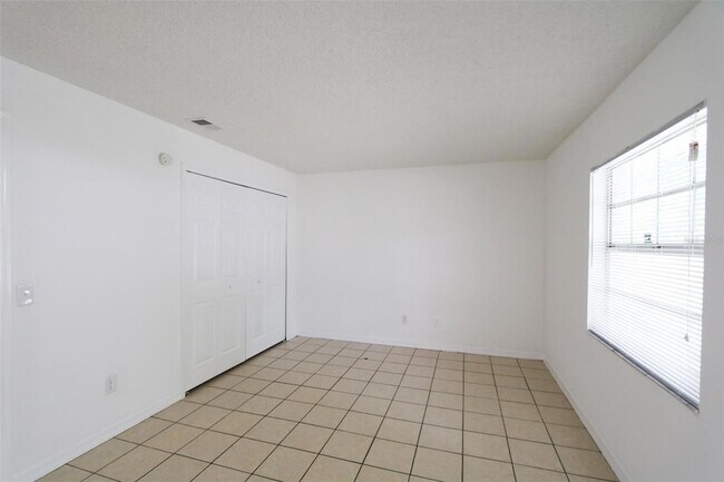 Building Photo - 3253 Bloomingdale Villas Ct