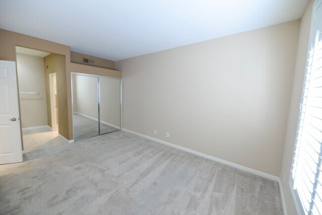 Building Photo - Resort style 2 bedroom/2 bath Condo/ walking distance to Ocean Ranch Village!