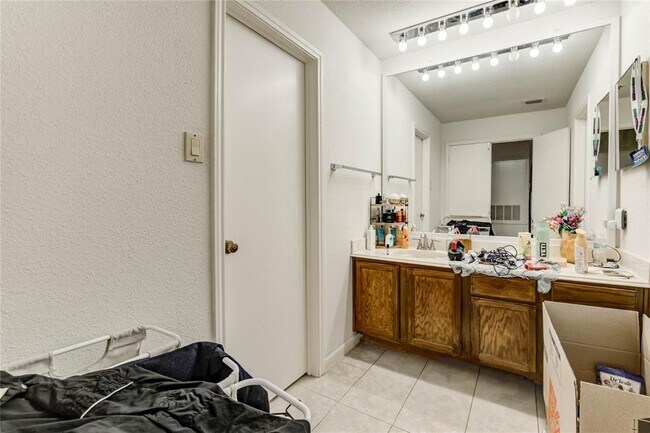 Building Photo - 2121 El Paseo St