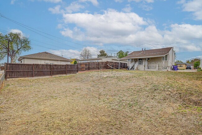 Building Photo - 2705 W Park Pl