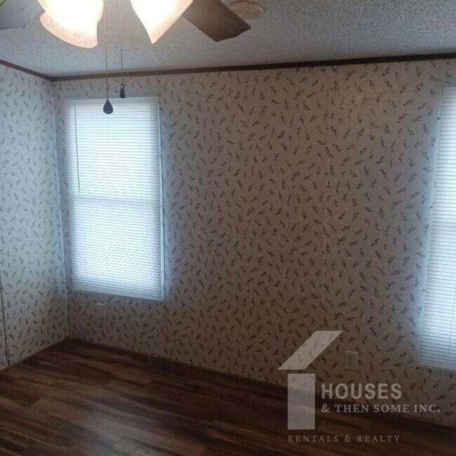 Building Photo - 108 Smiley Dr