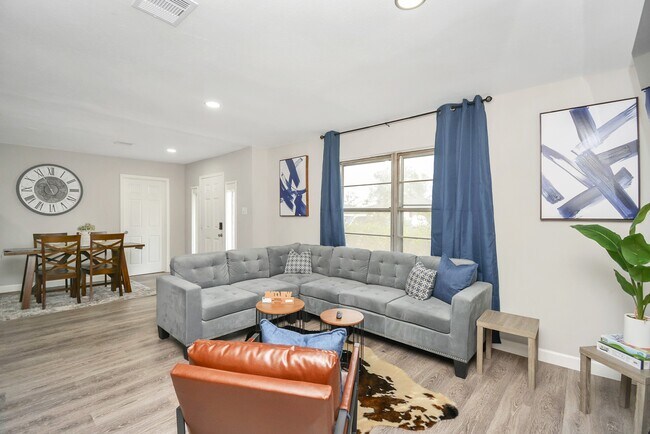 Building Photo - 4710 Paradise Ln