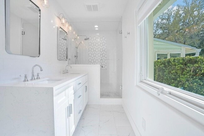 Building Photo - 812 East Blvd