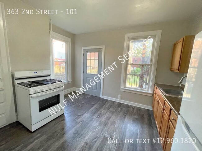 Building Photo - Eligible for Section 8: 3 Bed, 1 Bath Apar...