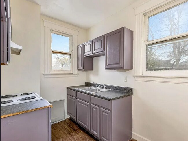 Building Photo - Spacious 5-Bed Gem with 2 Kitchens in Prime Cincinnati Location – Freshly Updated!