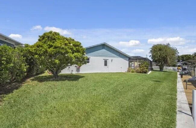 Building Photo - 1360 SW Albatross Way