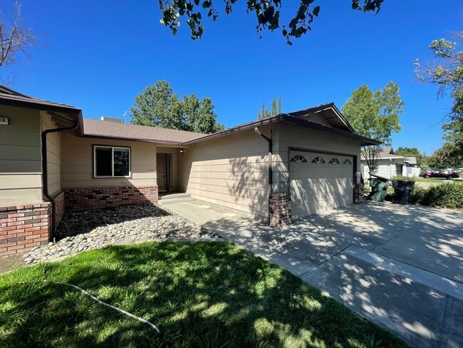 Building Photo - 3233 Nightingale Dr