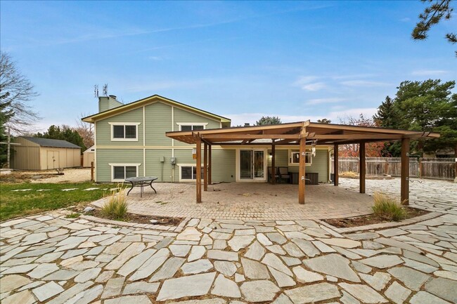 Building Photo - Beautiful Tri-Level in South Boise!